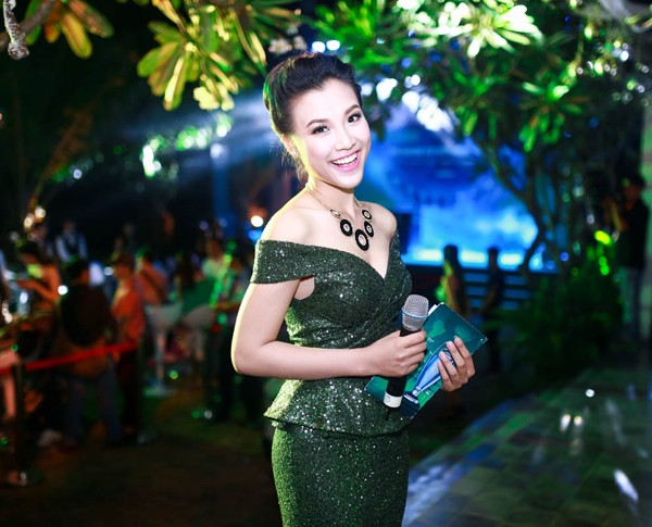 Á hậu Hoàng Oanh gợi cảm đón Van Nistelrooy - ảnh 3